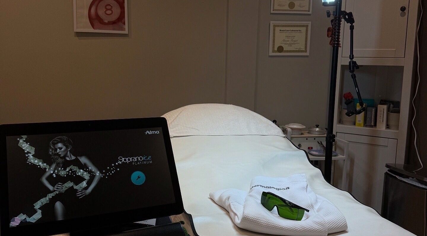 Aleestheticss therapy room in Laval, Québec, CA with treatment bed and equipment, showcasing a tranquil atmosphere.