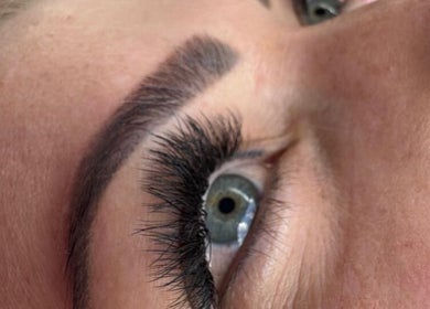 Close-up of lush eyelash extensions done at iLash Artistry, Benoni, Gauteng, ZA, showcasing expert lash craftsmanship.