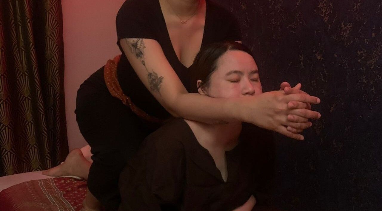 Massage thaï traditionnel chez THAI SWAN, Paris, Île-de-France, FR offrant détente et équilibre.