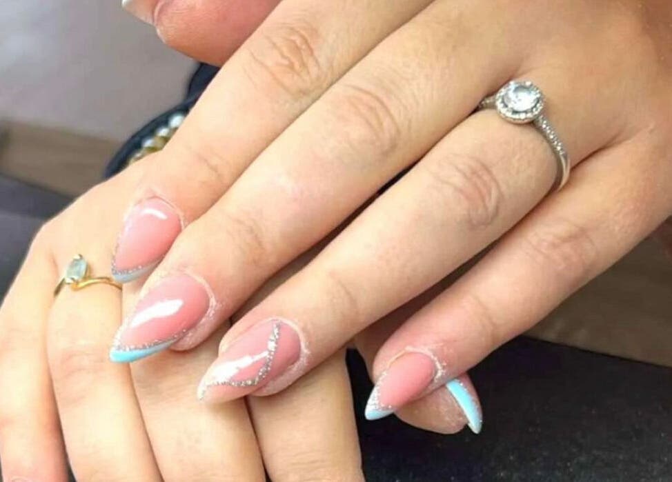 Manucure raffinée chez Titia Nail's onglerie, Neufchâtel-en-bray, Normandie, FR avec designs élégants.