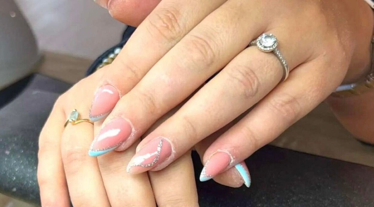 Manucure raffinée chez Titia Nail's onglerie, Neufchâtel-en-bray, Normandie, FR avec designs élégants.