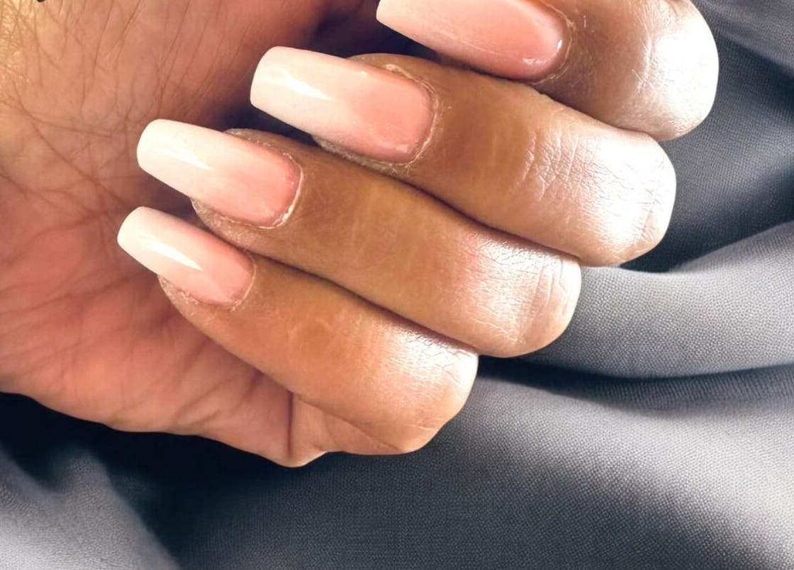 Ongles rose pâle, élégance à Titia Nail's onglerie, Neufchâtel-en-bray, Normandie, FR.