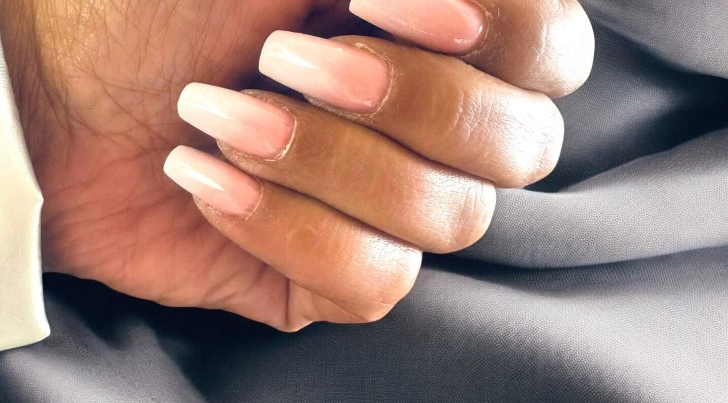 Ongles rose pâle, élégance à Titia Nail's onglerie, Neufchâtel-en-bray, Normandie, FR.