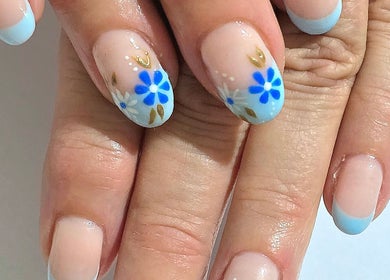 Blue floral nail art at Meraki Beaute MBS, Stoke-on-Trent, England, GB. Perfect for a chic, elegant look.