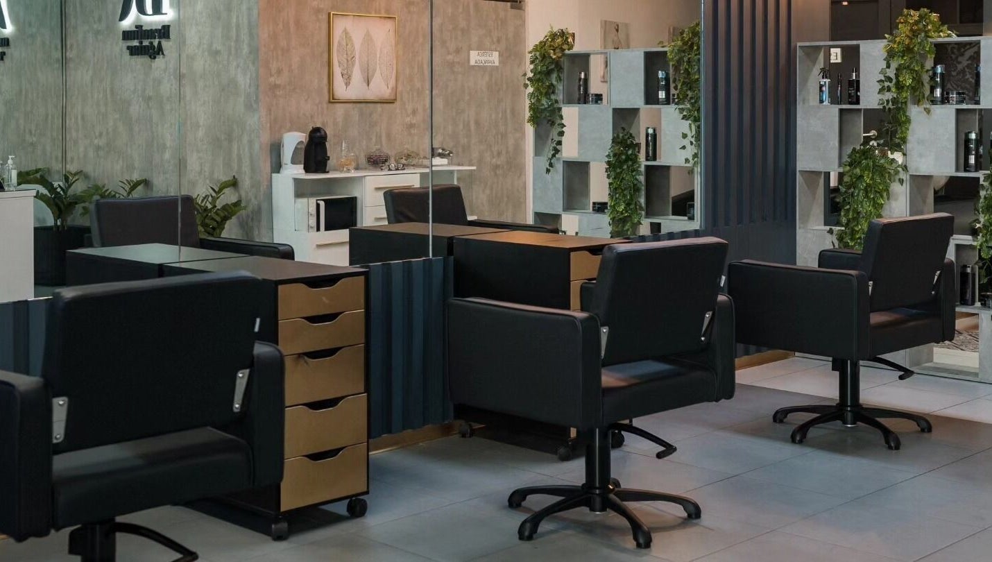 Interior moderno e elegante do salão Brauliun em Viseu, Viseu, PT, destacando cadeiras de cabeleireiro.