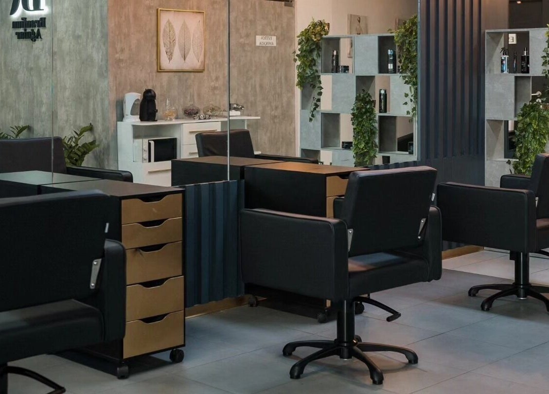 Interior moderno e elegante do salão Brauliun em Viseu, Viseu, PT, destacando cadeiras de cabeleireiro.