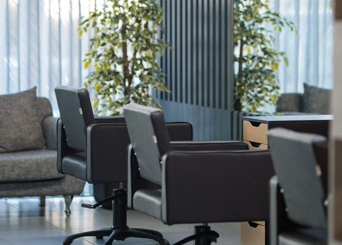 Interior moderno do Brauliun, salão de beleza em Viseu, Viseu, PT. Sofás e cadeiras luxuosas.