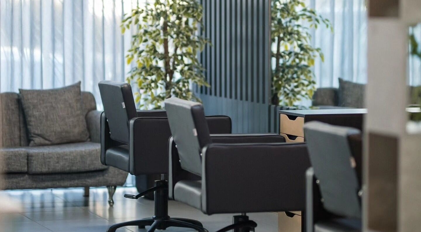 Interior moderno do Brauliun, salão de beleza em Viseu, Viseu, PT. Sofás e cadeiras luxuosas.