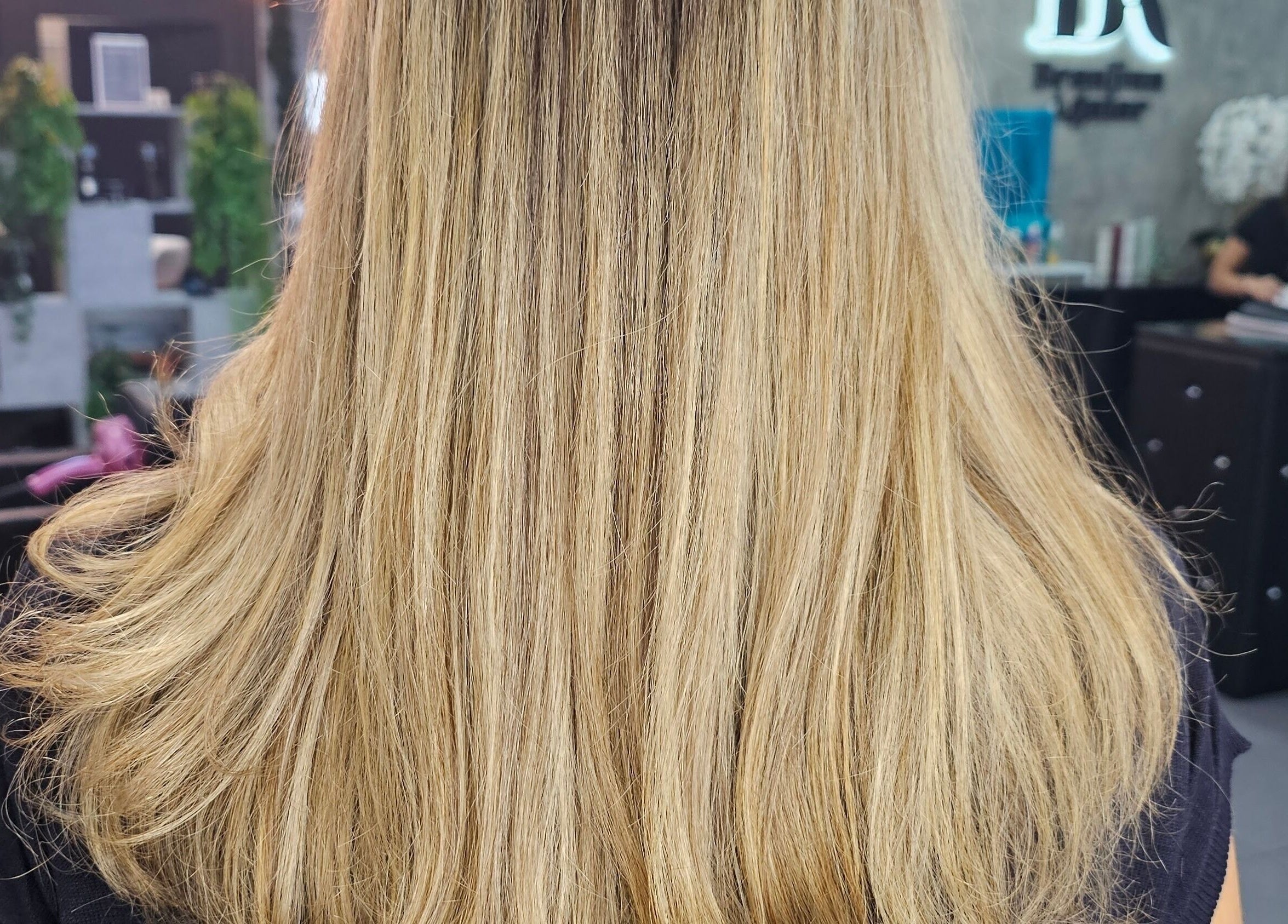 Cabelo loiro tratado no salão Brauliun em Viseu, Viseu, PT. Estilo elegante e moderno.