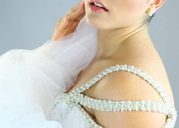 Detalhe de vestido de noiva com pérolas em Brauliun, Viseu, Viseu, PT.