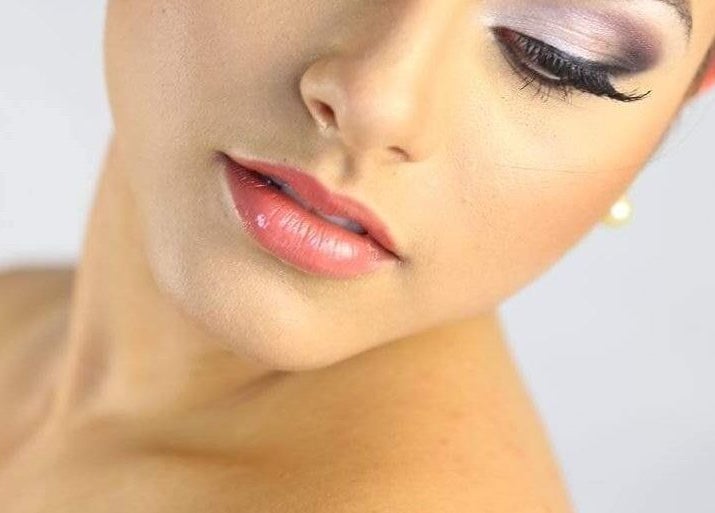 Rosto maquilhado com elegância em Brauliun, Viseu, Viseu, PT. Destaca-se o olhar suave e delineado.