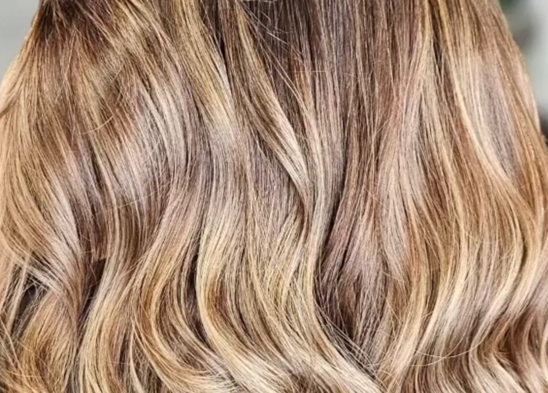 Cabelo com ondas douradas em Brauliun, Viseu, Viseu, PT, destacando estilo e sofisticação.