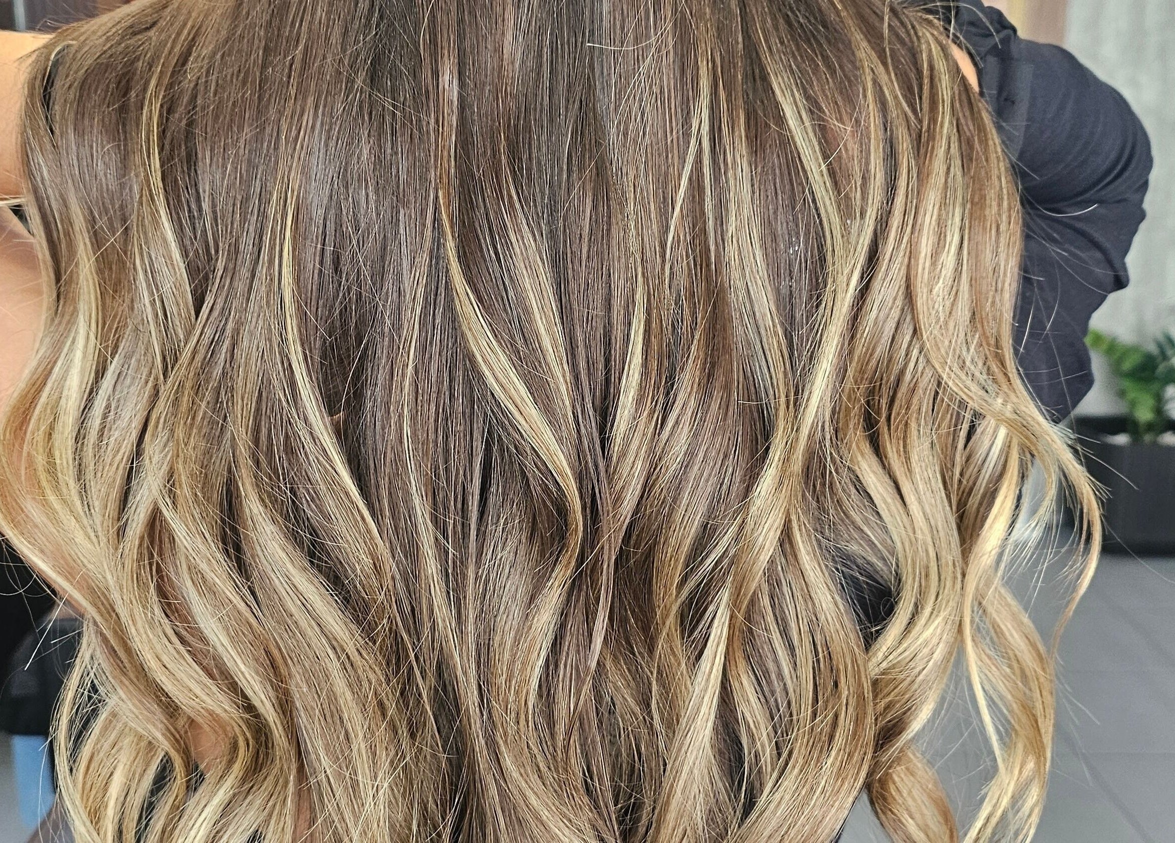 Ondas loiras elegantes em Brauliun, Viseu, Viseu, PT, destacam a beleza natural do cabelo.