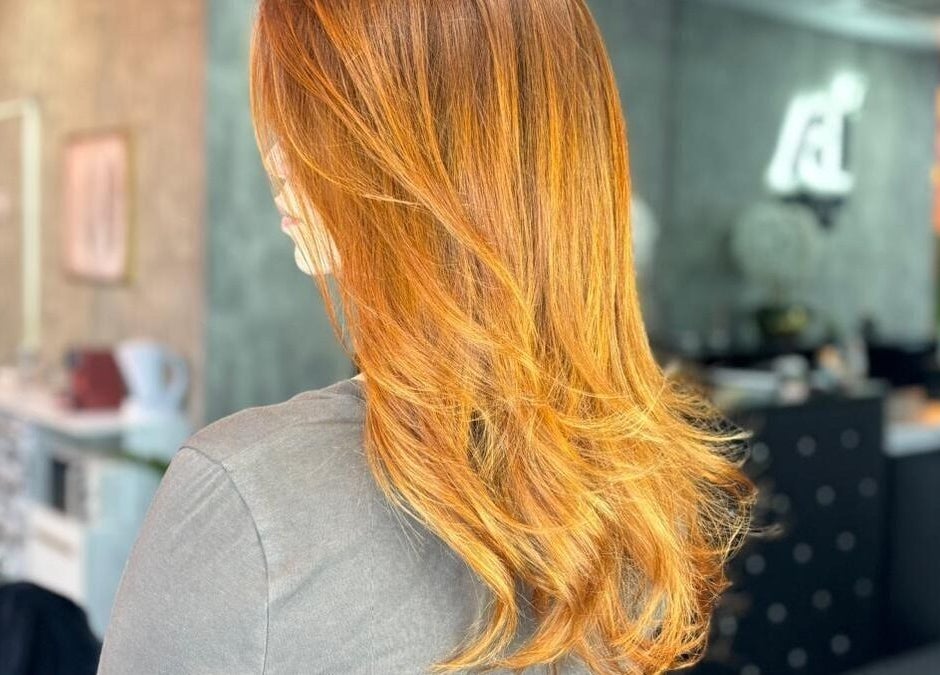 Cabelo ruivo deslumbrante em salão Brauliun, Viseu, Viseu, PT. Estilo moderno e vibrante.
