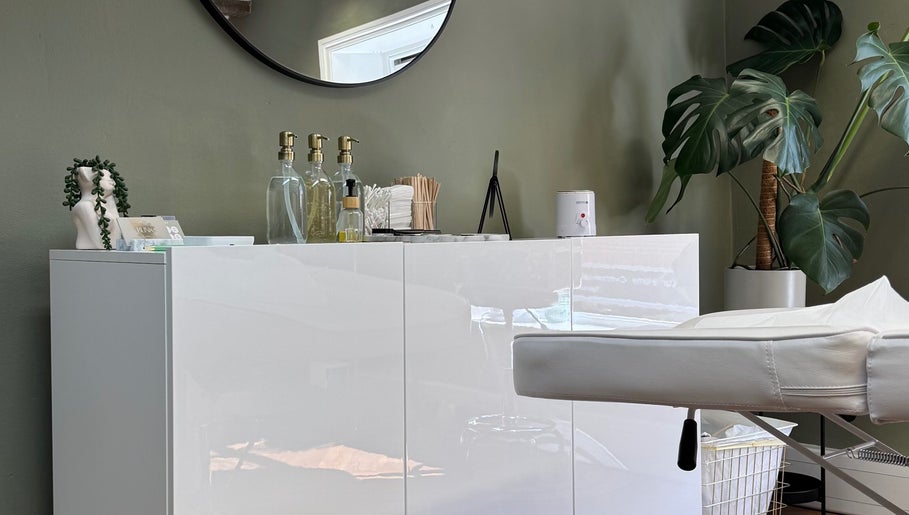 Modern treatment room at BL.INK STUDIO in Fakenham, England, GB with sleek design and greenery.