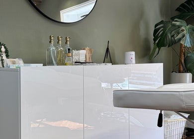 Modern treatment room at BL.INK STUDIO in Fakenham, England, GB with sleek design and greenery.