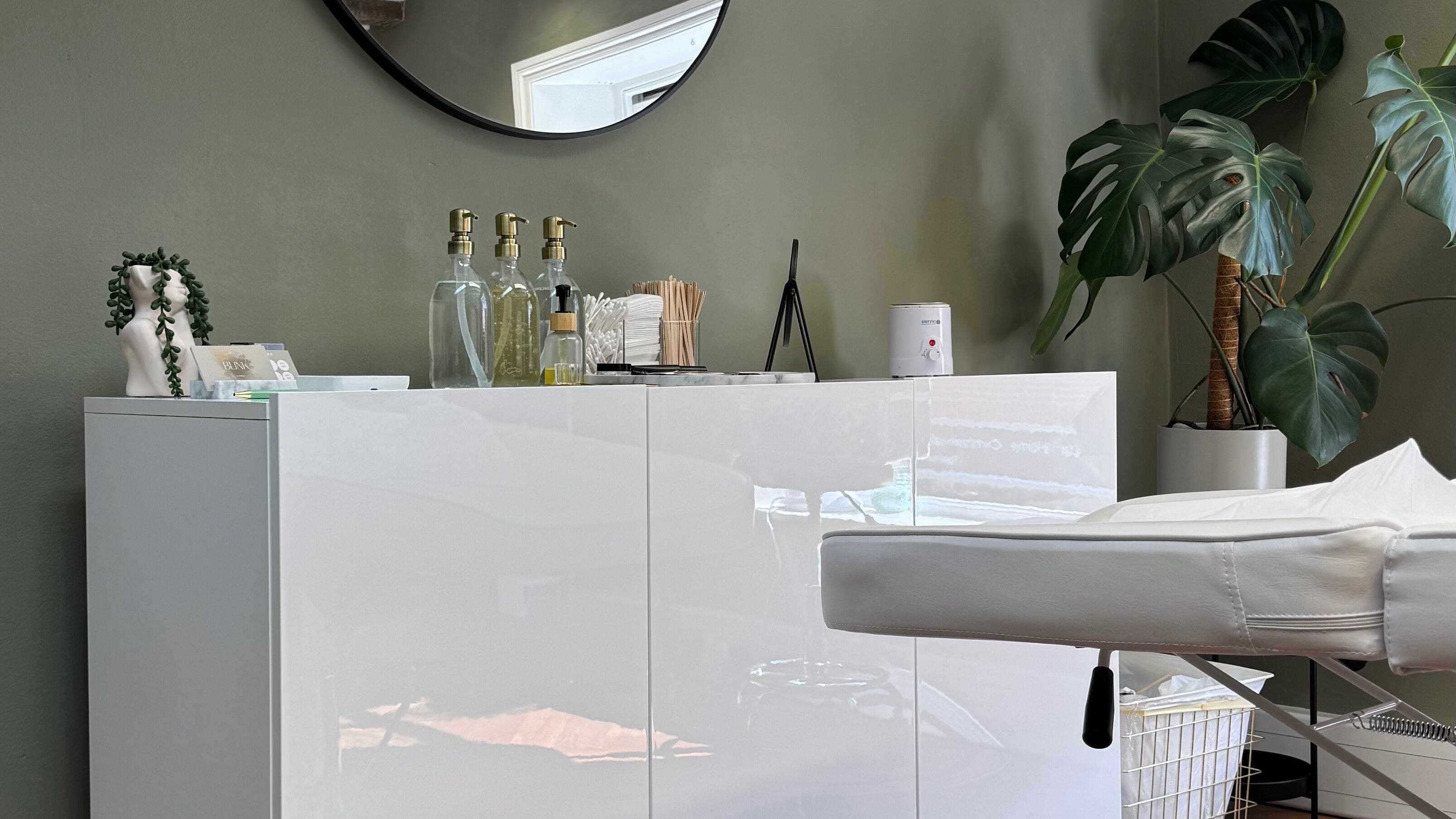 Modern treatment room at BL.INK STUDIO in Fakenham, England, GB with sleek design and greenery.