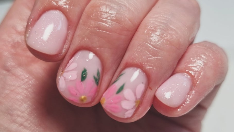 Exquisite floral nail art at SJ's Creative Nails in East Leake, England, GB. Delicate pink flowers.