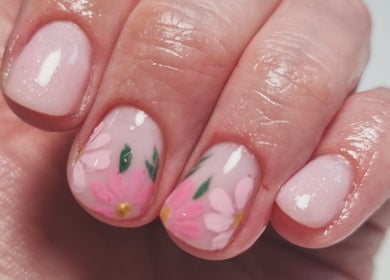 Exquisite floral nail art at SJ's Creative Nails in East Leake, England, GB. Delicate pink flowers.