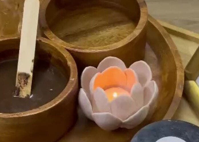 Relaxing spa setup at Top Spa Home Services توب سبا للنساء in Riyadh, Riyadh Province, SA with candle and wooden bowls.