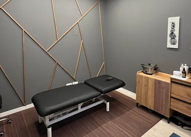 Sala de masajes en Beganur Massages, Santiago De Compostela, ES con camilla y decoración moderna.