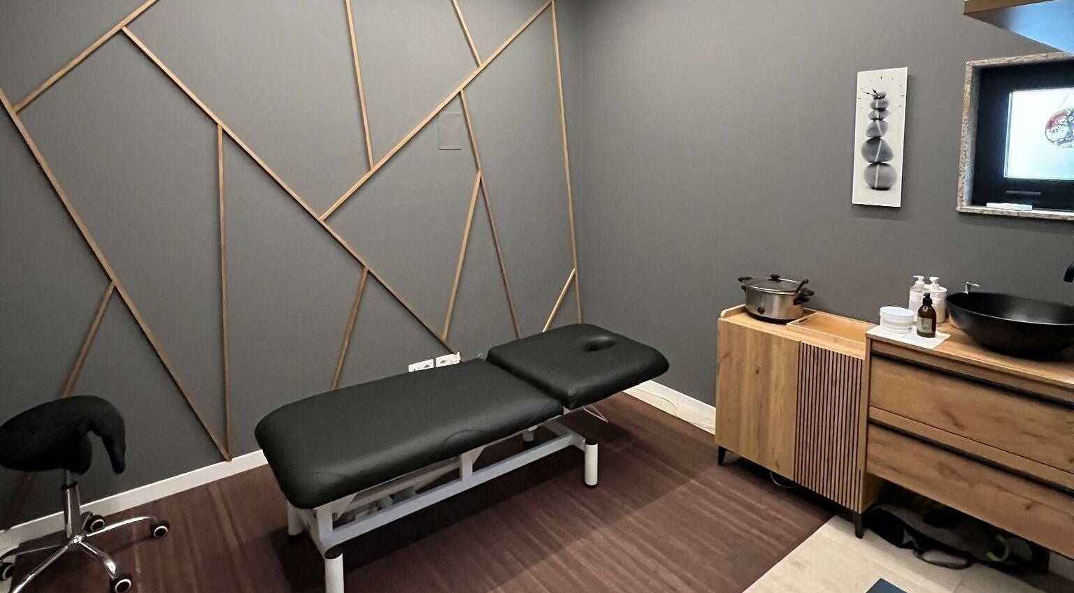 Sala de masajes en Beganur Massages, Santiago De Compostela, ES con camilla y decoración moderna.