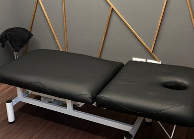 Camilla de masaje en Beganur Massages, Santiago De Compostela, ES, con diseño moderno y ambiente relajante.