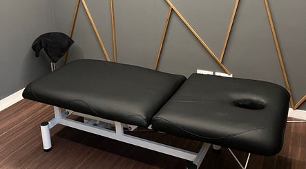 Camilla de masaje en Beganur Massages, Santiago De Compostela, ES, con diseño moderno y ambiente relajante.