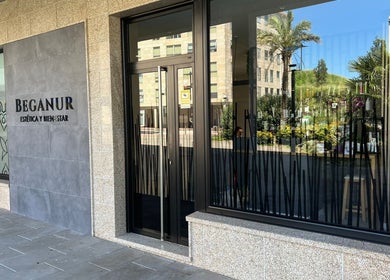 Entrada de Beganur Massages en Santiago De Compostela, ES, con diseño moderno y acogedor.