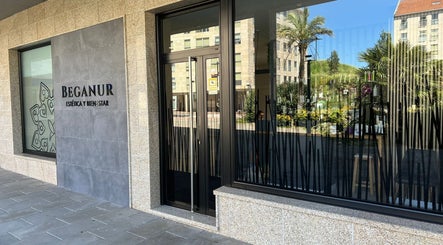 Entrada de Beganur Massages en Santiago De Compostela, ES, con diseño moderno y acogedor.