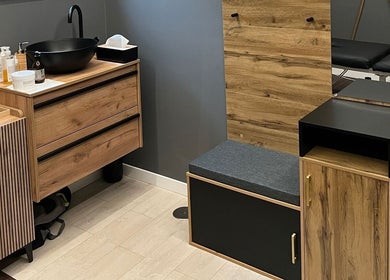 Sala moderna en Beganur Massages, Santiago De Compostela, ES, con muebles de madera elegante.