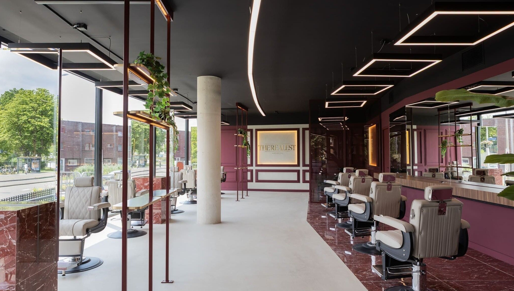 Interieur van The Realest Barbers Leidsche Rijn in Utrecht, Utrecht, NL, met stijlvolle stoelen en inrichting.