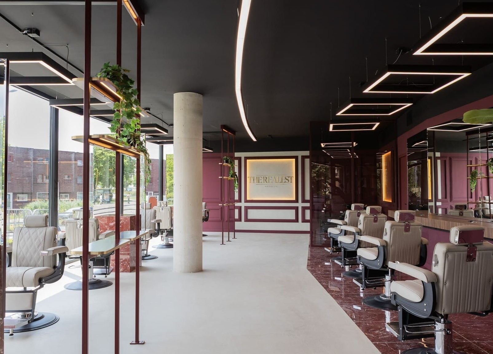 Interieur van The Realest Barbers Leidsche Rijn in Utrecht, Utrecht, NL, met stijlvolle stoelen en inrichting.