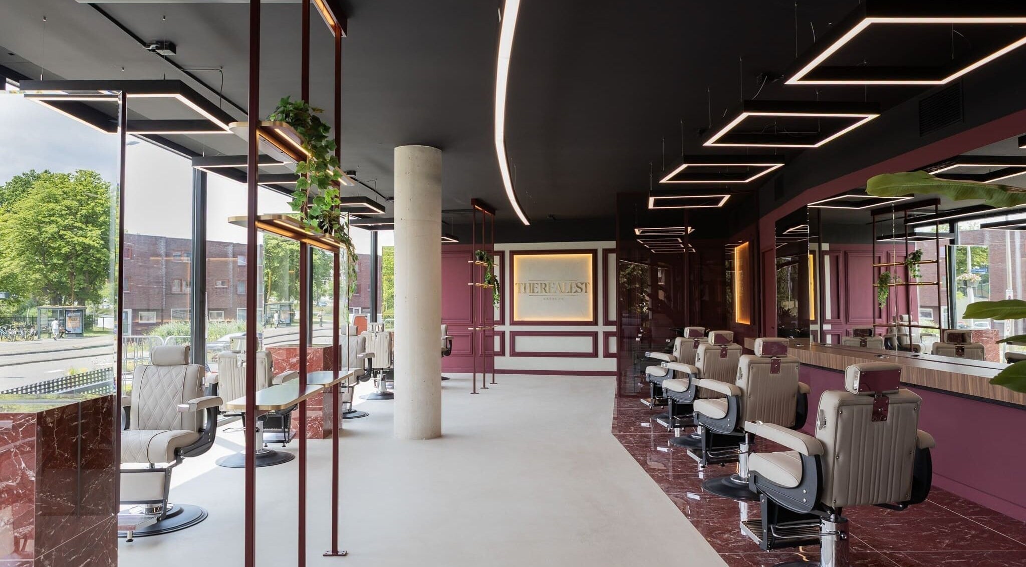 Interieur van The Realest Barbers Leidsche Rijn in Utrecht, Utrecht, NL, met stijlvolle stoelen en inrichting.