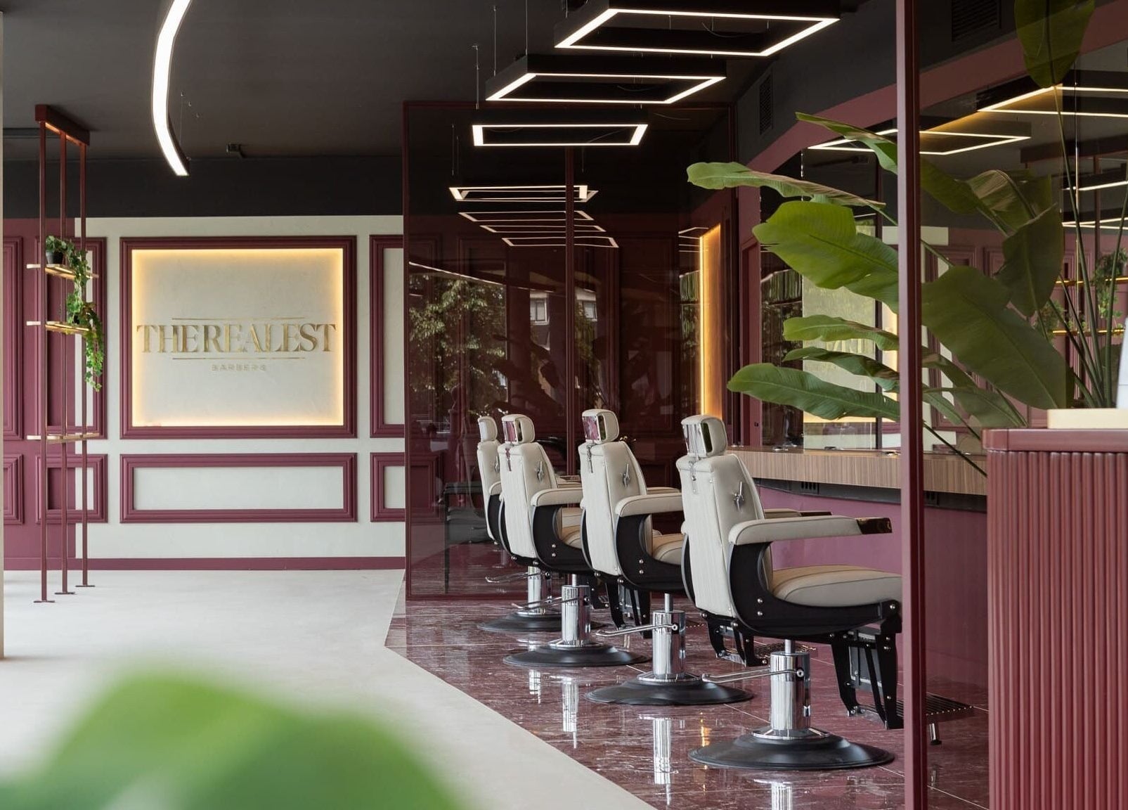 Moderne barbershopstoelen bij The Realest Barbers Leidsche Rijn, Utrecht, Utrecht, NL.