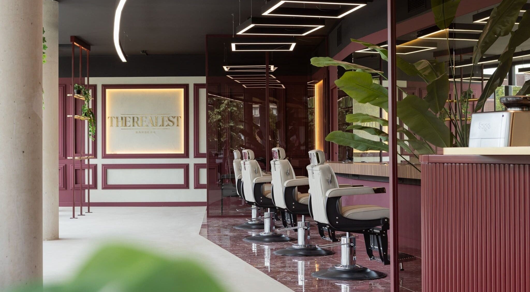 Moderne barbershopstoelen bij The Realest Barbers Leidsche Rijn, Utrecht, Utrecht, NL.