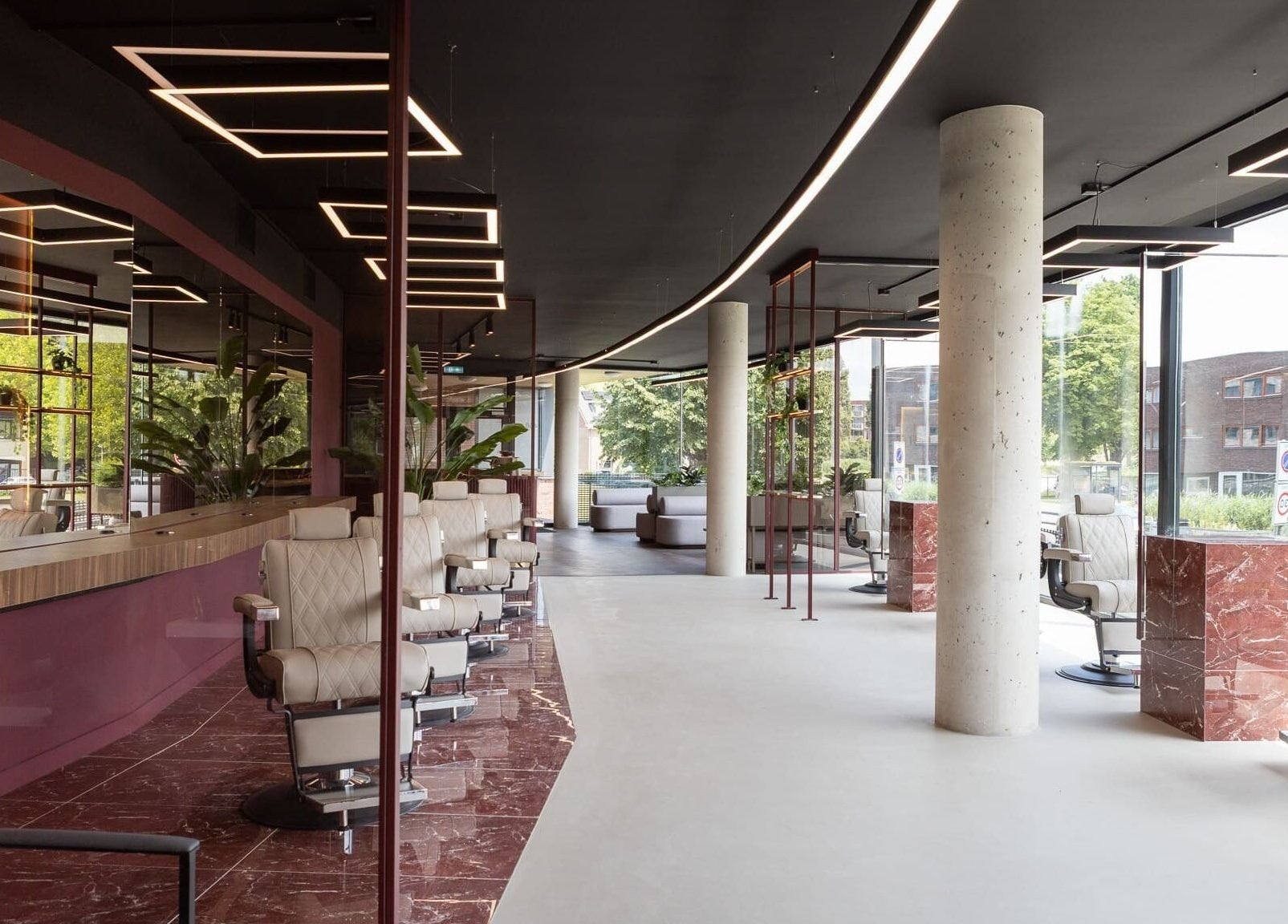 Interieur van The Realest Barbers Leidsche Rijn in Utrecht, Utrecht, NL met stijlvolle kappersstoelen en modern design.