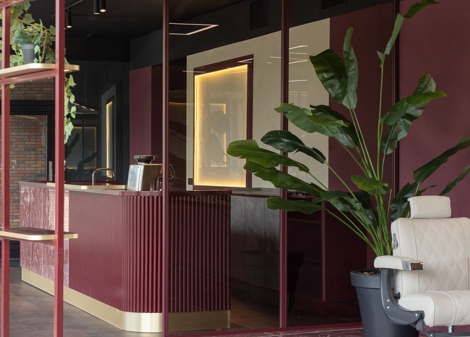 Moderne inrichting bij de ingang van The Realest Barbers Leidsche Rijn in Utrecht, Utrecht, NL.