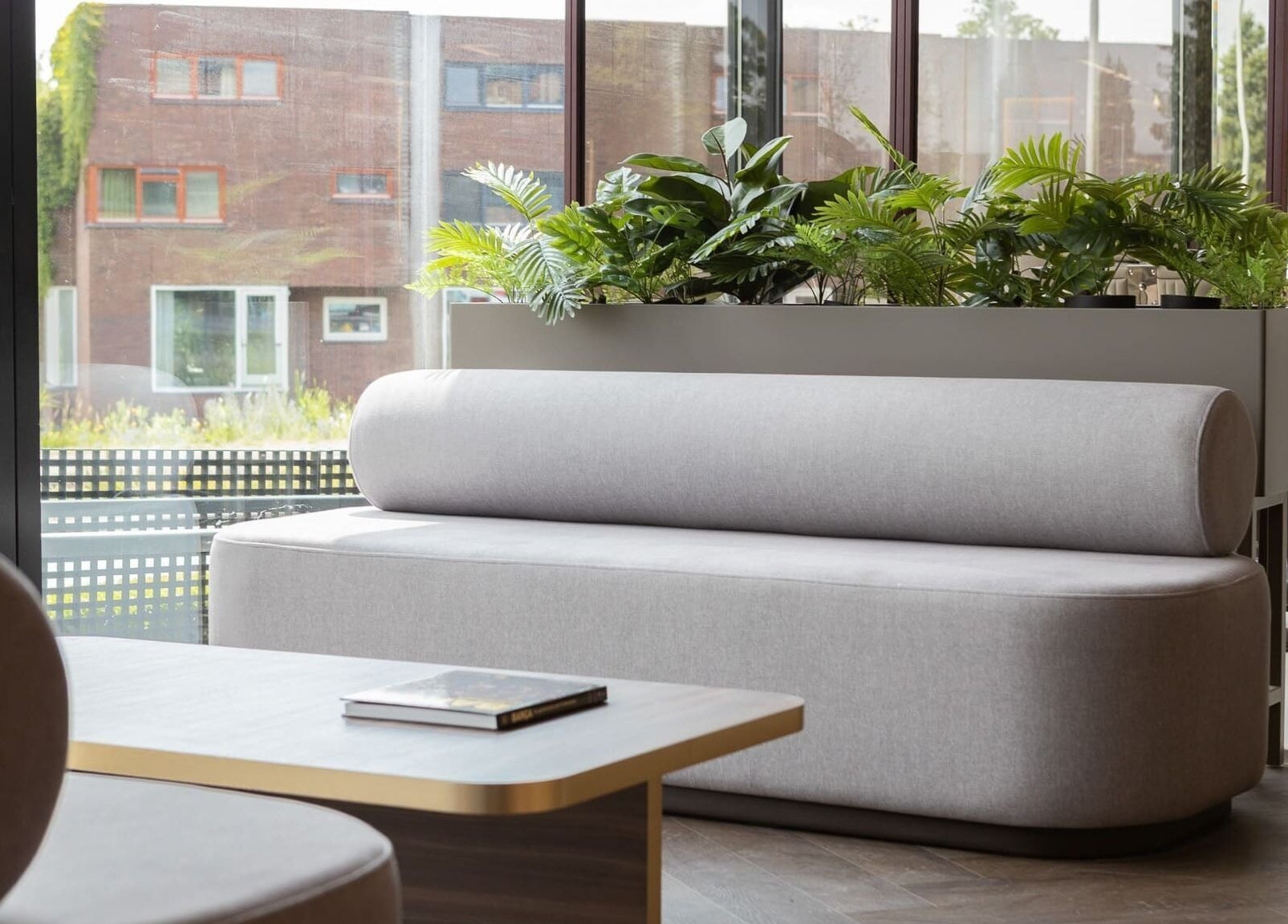 Moderne lounge bij The Realest Barbers Leidsche Rijn, Utrecht, Utrecht, NL met grijze bank en planten.