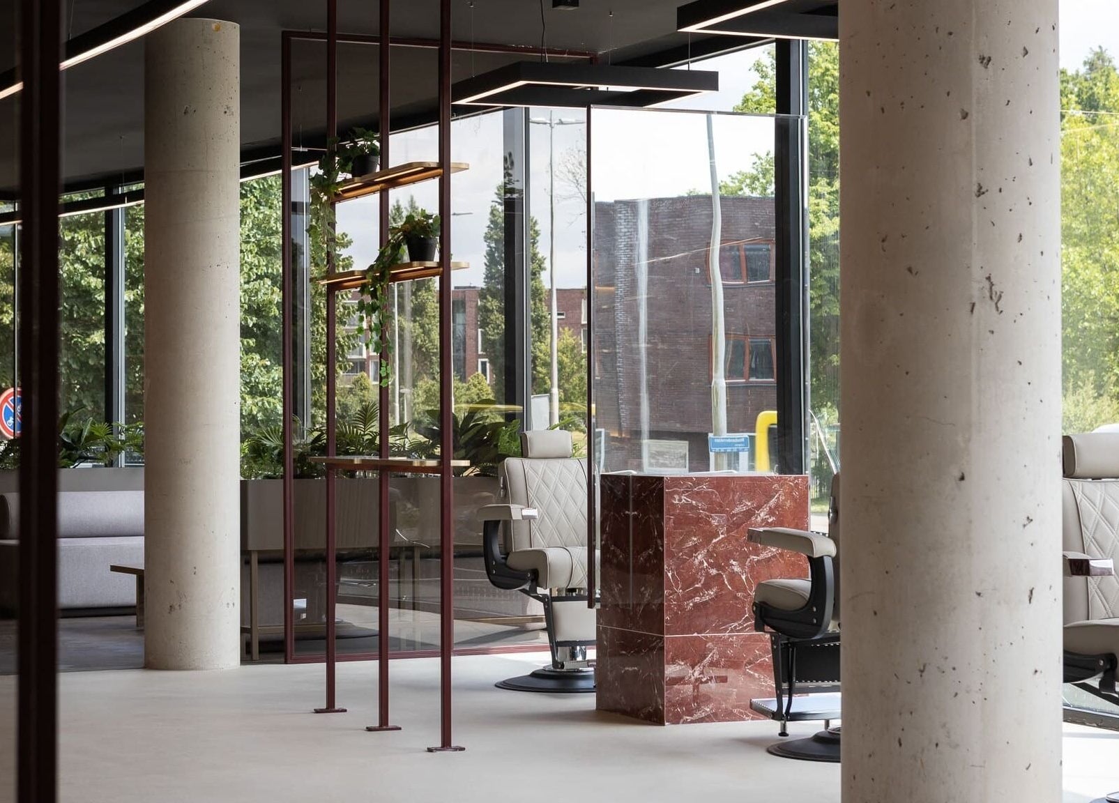 Modern interieur van The Realest Barbers Leidsche Rijn, Utrecht, Utrecht, NL met stijlvolle kappersstoelen.
