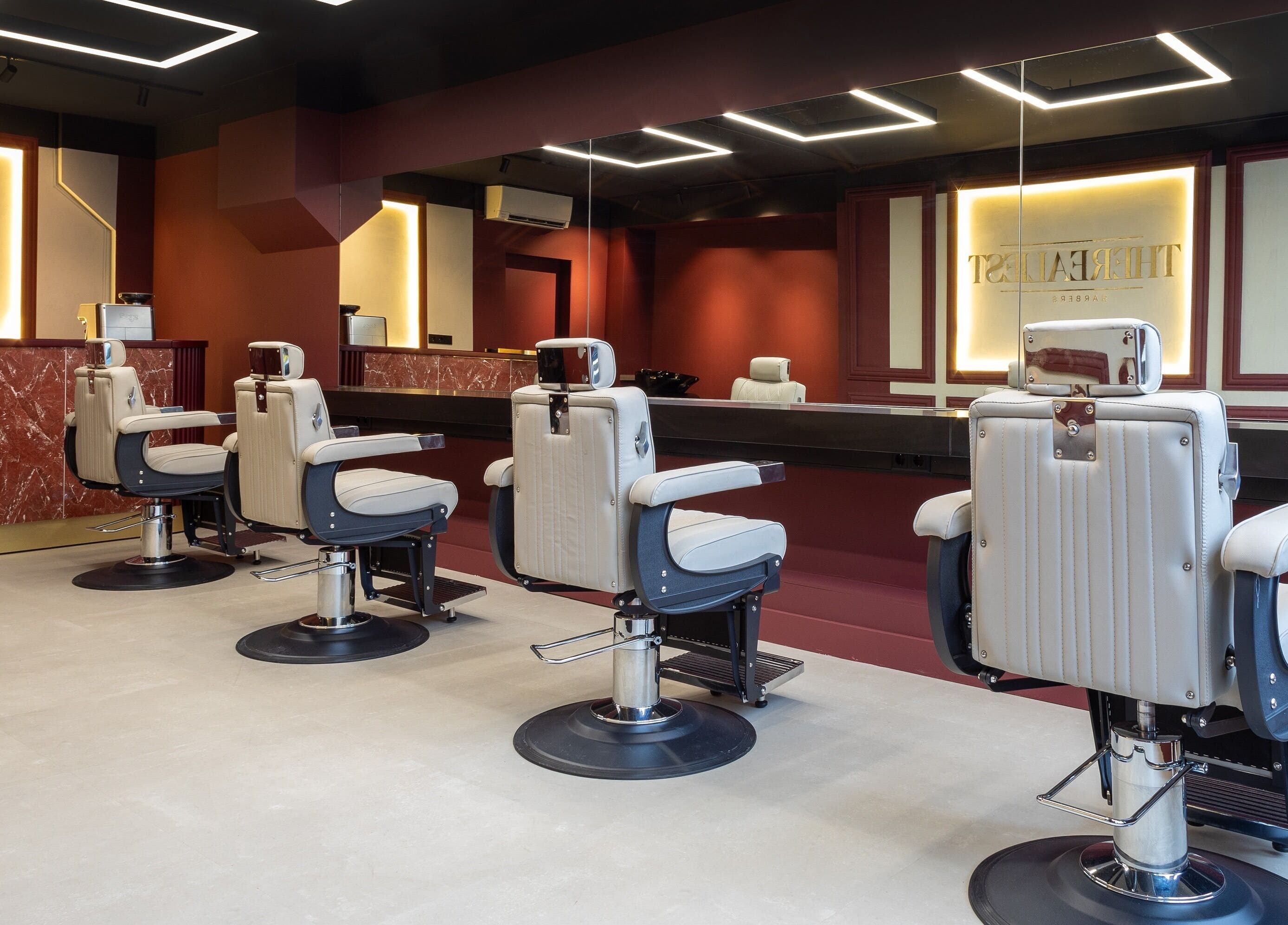 Moderne kappersstoelen in The Realest Barbers Utrecht, Utrecht, Utrecht, NL met een strakke inrichting.