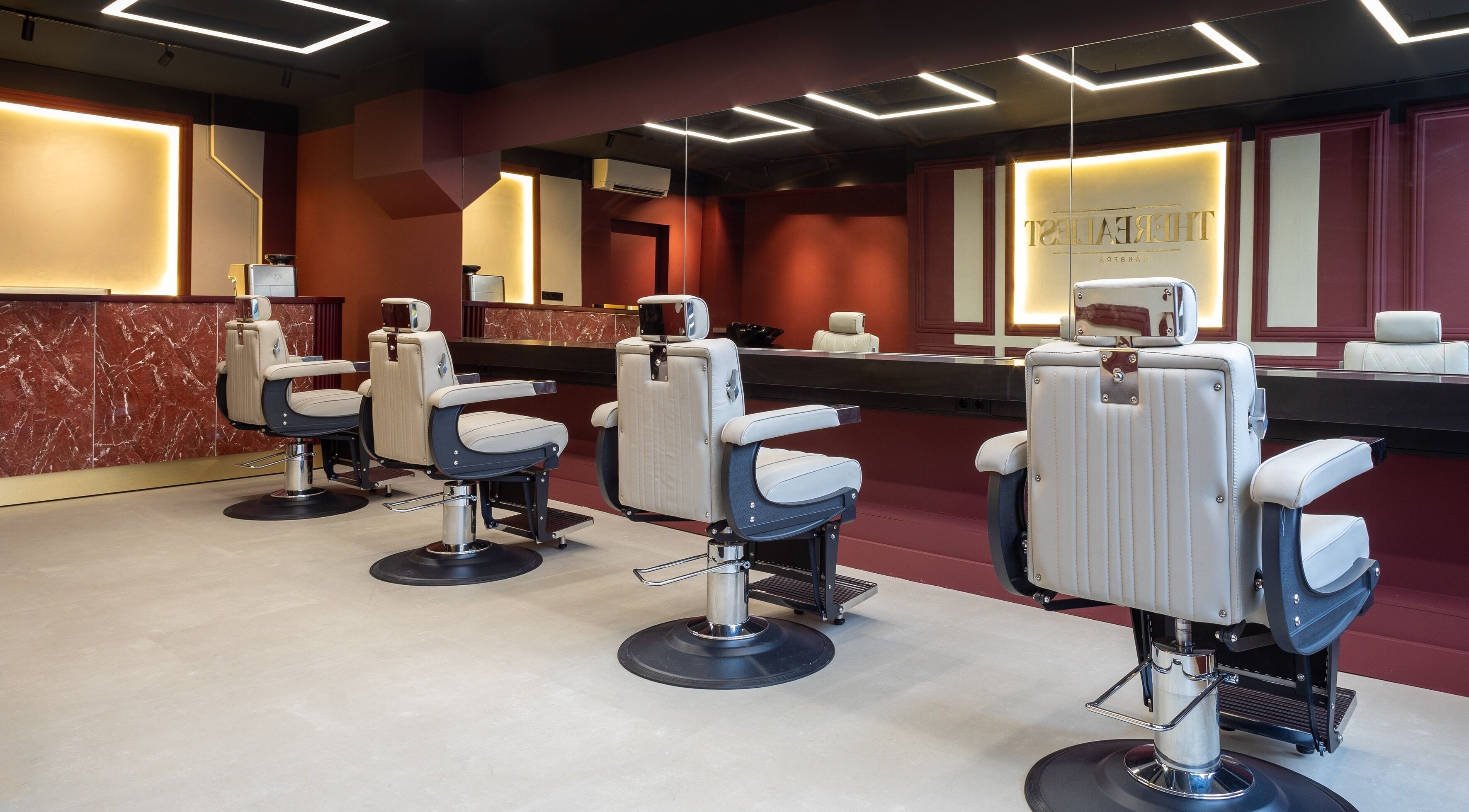 Moderne kappersstoelen in The Realest Barbers Utrecht, Utrecht, Utrecht, NL met een strakke inrichting.