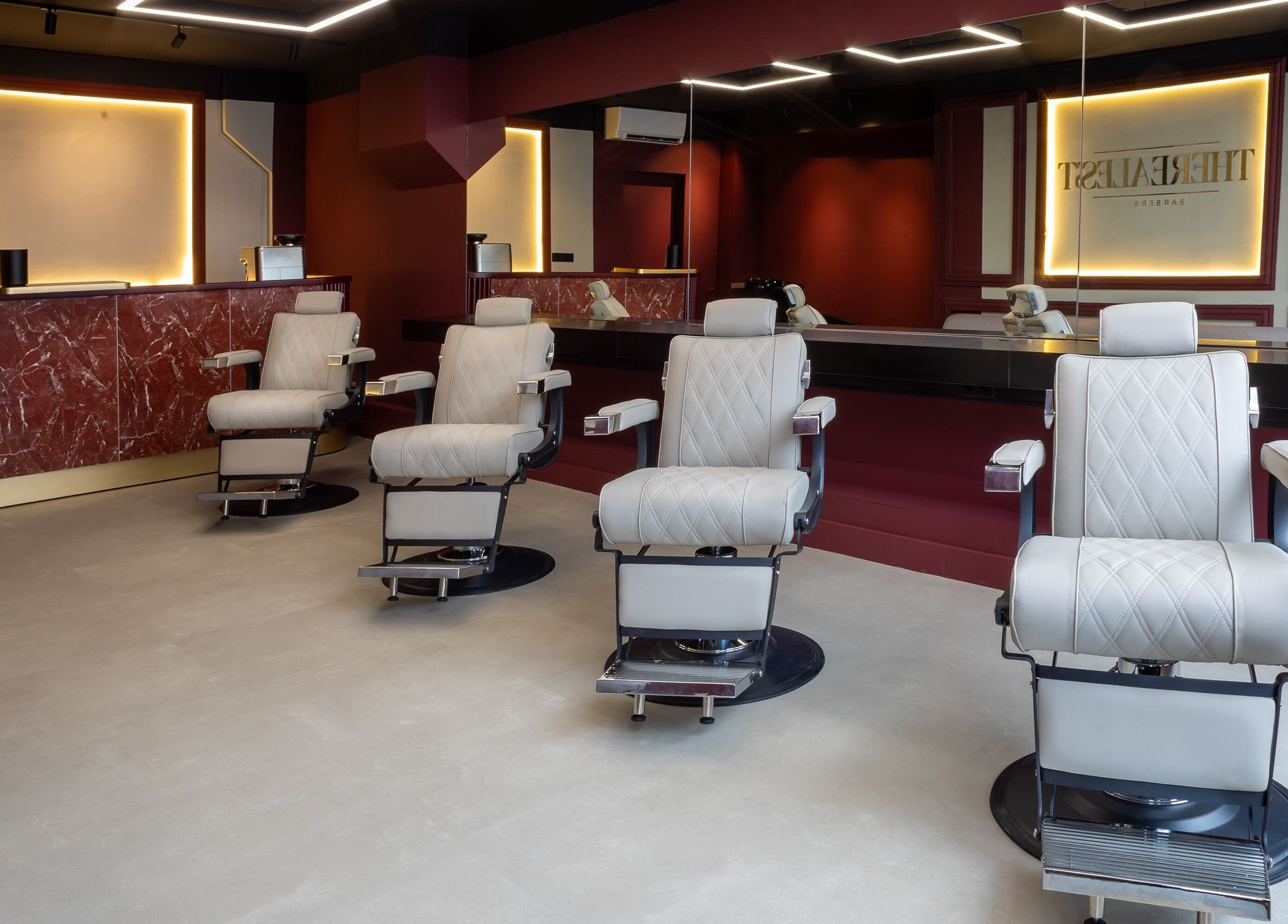 Luxe kappersstoelen bij The Realest Barbers Utrecht, Utrecht, Utrecht, NL; modern en stijlvol interieur.