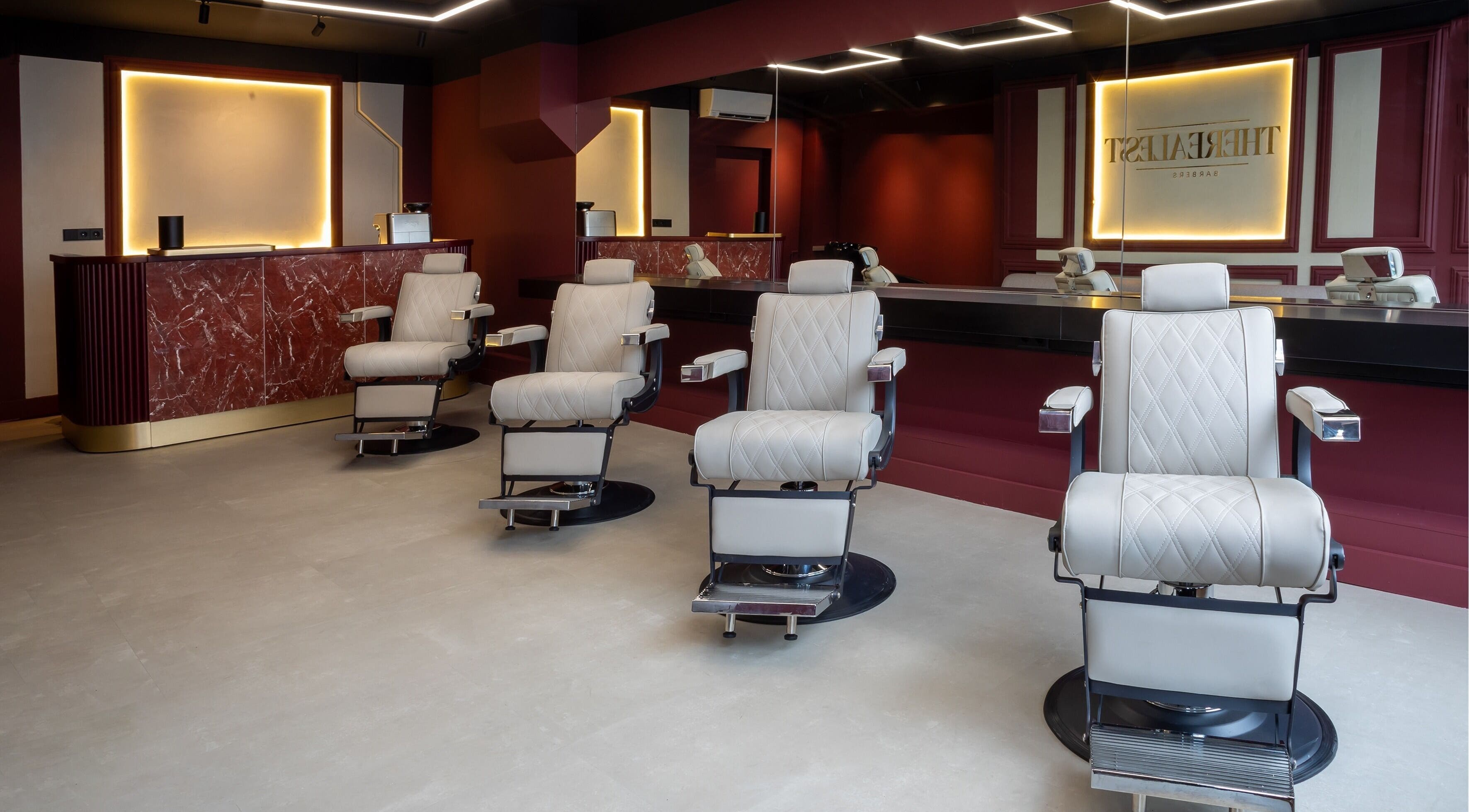 Luxe kappersstoelen bij The Realest Barbers Utrecht, Utrecht, Utrecht, NL; modern en stijlvol interieur.