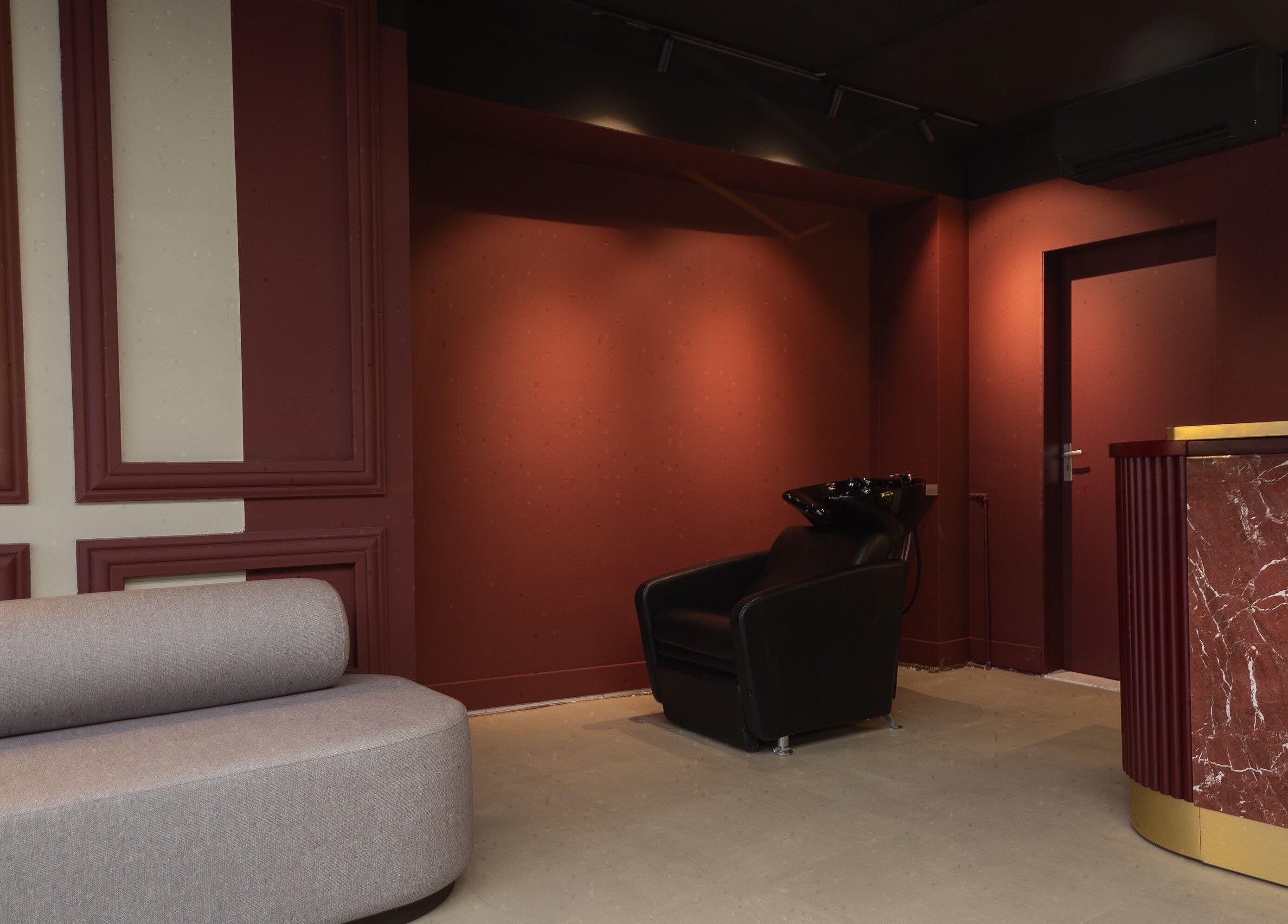 Stijlvolle wachtruimte bij The Realest Barbers Utrecht, Utrecht, Utrecht, NL met moderne inrichting.