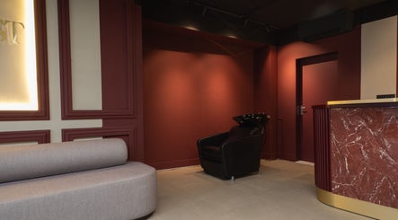 Stijlvolle wachtruimte bij The Realest Barbers Utrecht, Utrecht, Utrecht, NL met moderne inrichting.