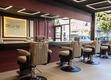 Luxe interieur van The Realest Barbers Utrecht met stijlvolle kappersstoelen, Utrecht, NL.