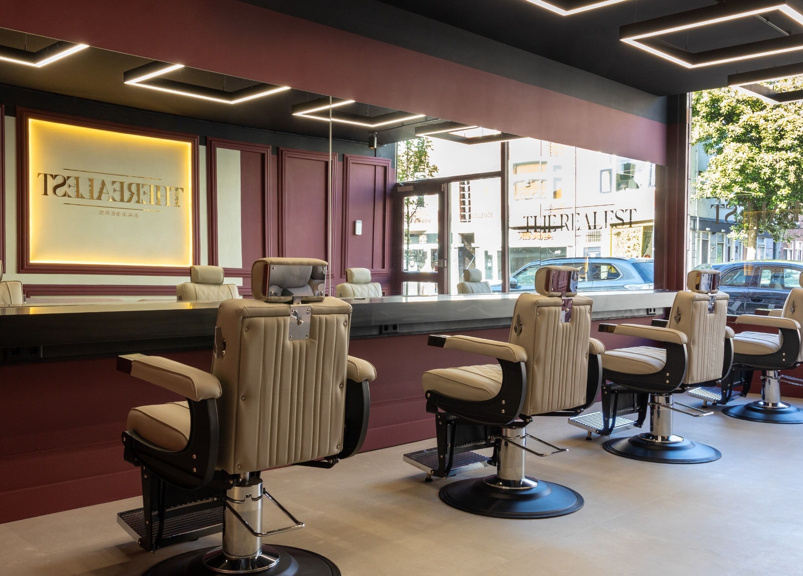 Luxe interieur van The Realest Barbers Utrecht met stijlvolle kappersstoelen, Utrecht, NL.