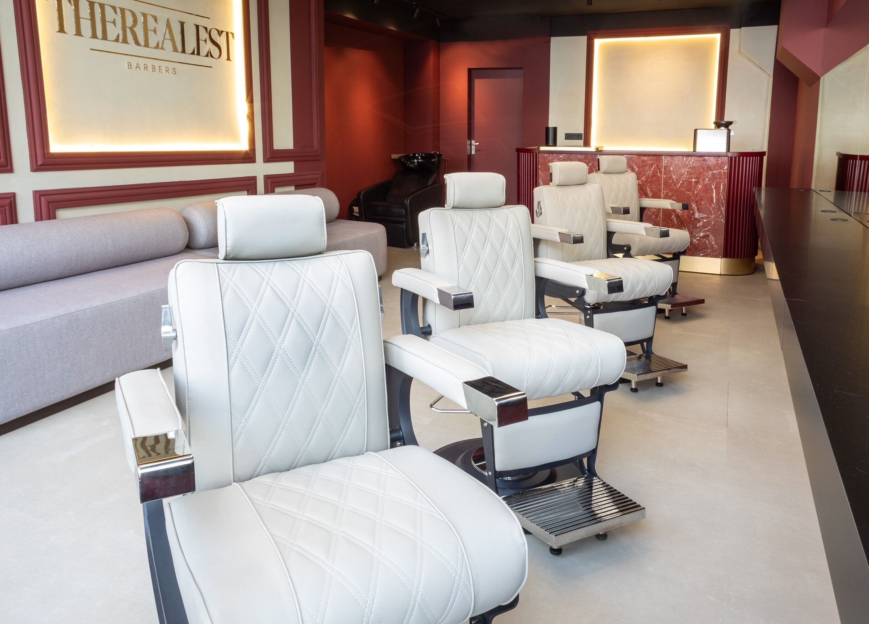 Stijlvolle interieur van The Realest Barbers Utrecht met moderne barberstoelen, Utrecht, Utrecht, NL.