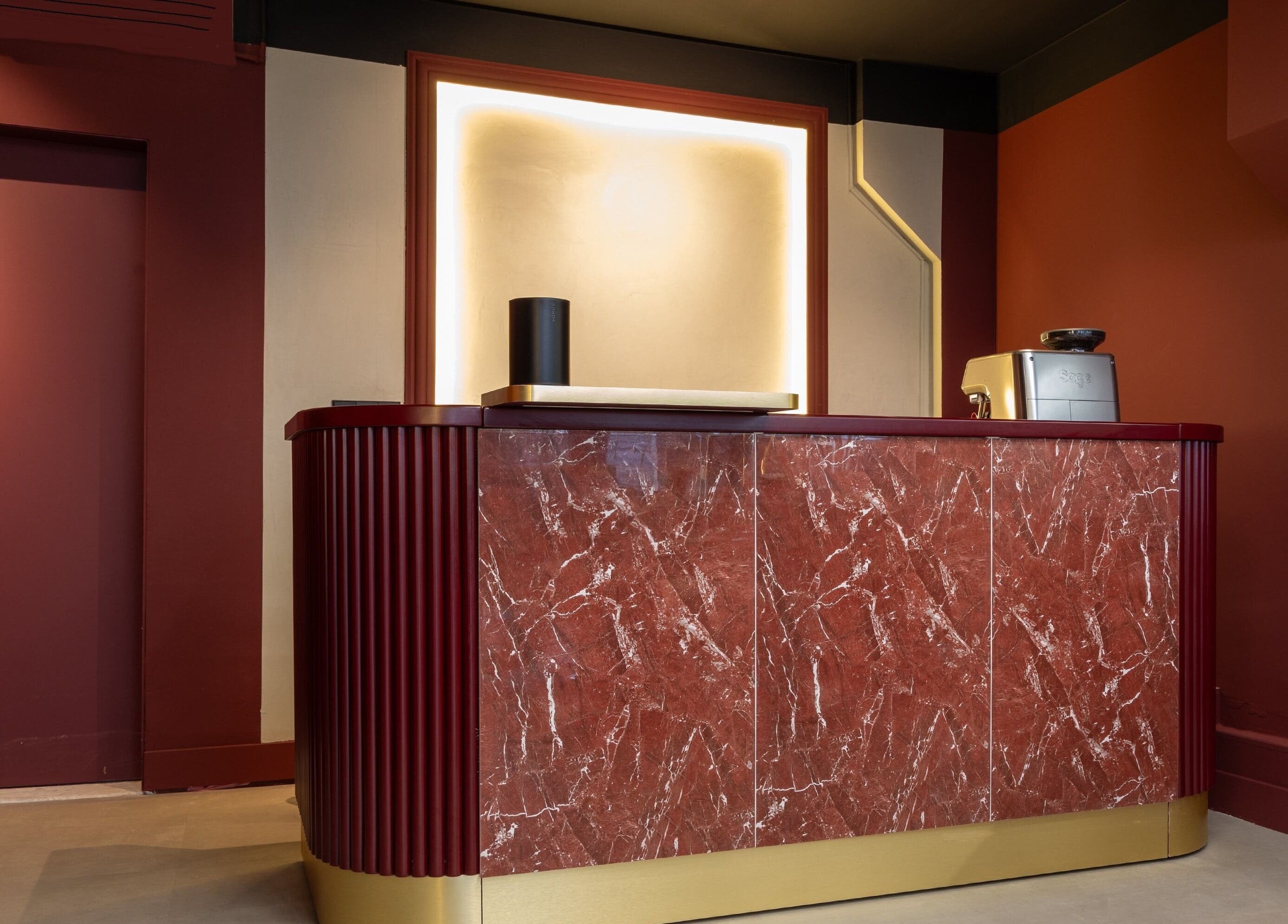 Elegante marmeren balie bij The Realest Barbers Utrecht, Utrecht, NL, straalt verfijning uit.